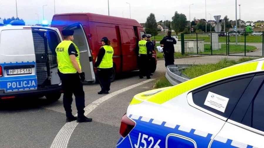 Поліцейські з Крапковіце на А4 зупинили для перевірки мікроавтобус українця з нелегалами