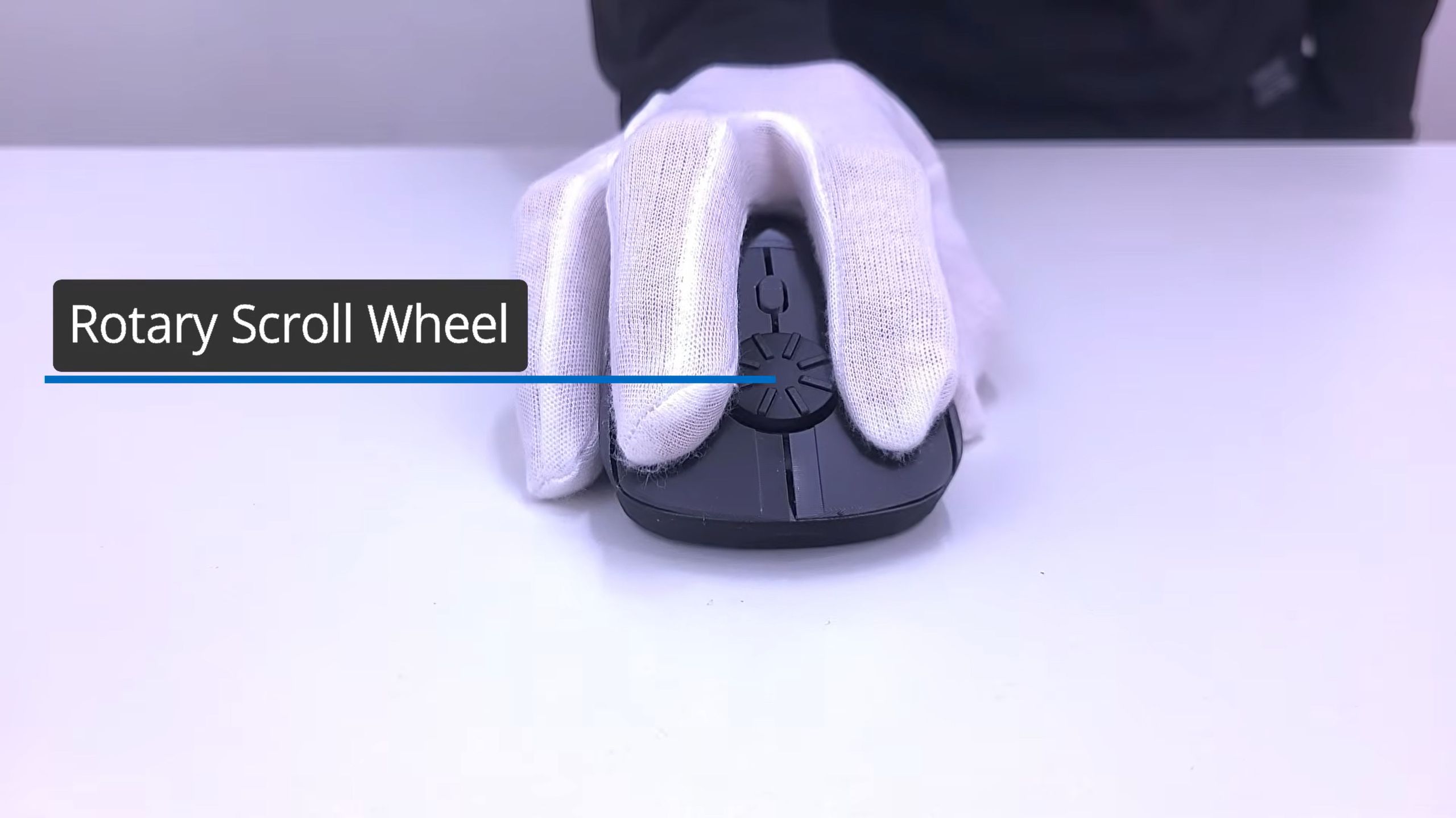 Zamiast tradycyjnej rolki producent zastosował poziomy mechanizm