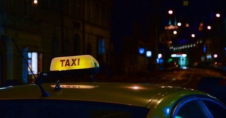 Mazowieckie. Dusił, bił i groził śmiercią taksówkarzowi. Jest decyzja sądu