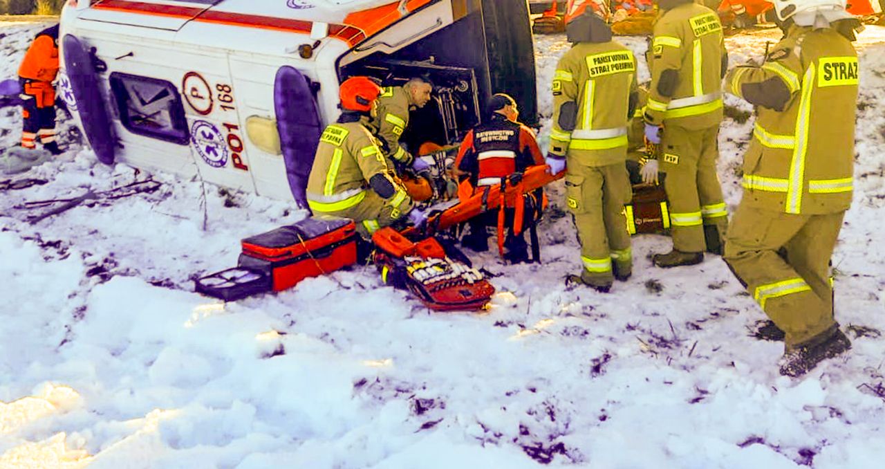 Ludwików: Wypadek karetki pogotowia. Na miejscu LPR i służby ratunkowe