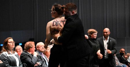 Protest podczas zgromadzenia grupy Volkswagena. Był latający tort i kobieta topless