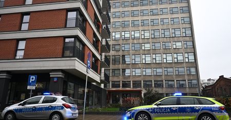 Atak w szkole w Warszawie. 21-latka z zarzutami usiłowania zabójstwa
