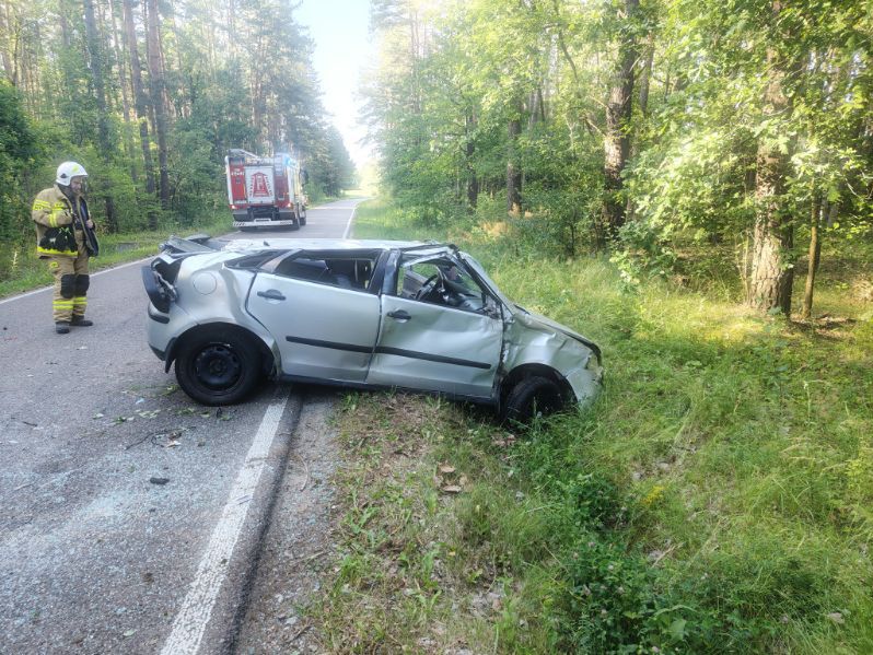 Stracił panowanie nad autem, uderzył w przepust i dachował. 19-latek w ciężkim stanie