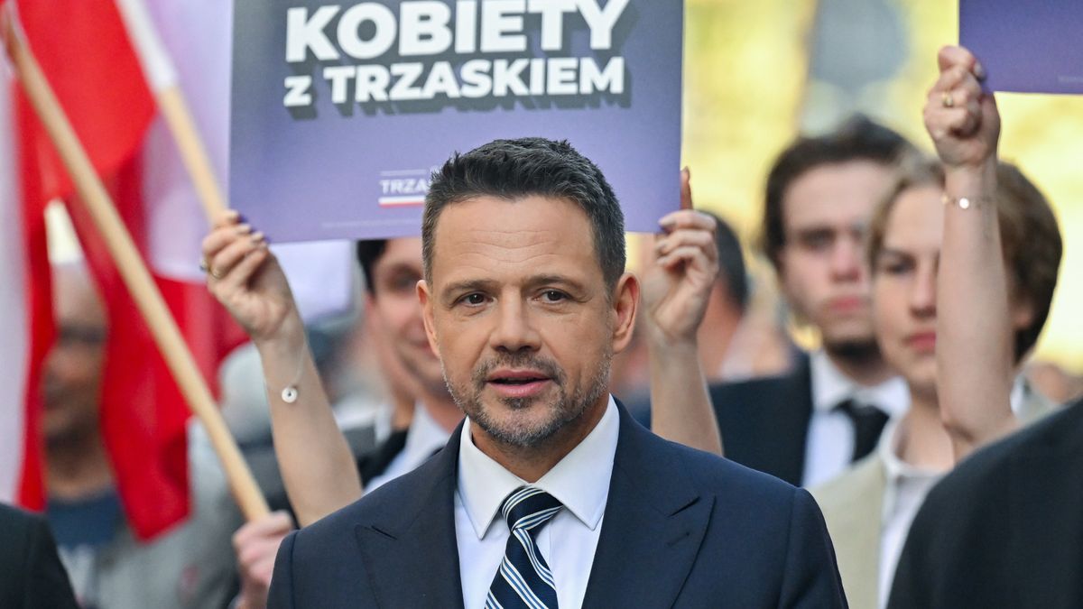 Kielce, 17.04.2025. Wybory Prezydenta RP 2025 - kampania. Kandydat KO, prezydent Warszawy Rafał Trzaskowski podczas wiecu wyborczego na placu Artystów w Kielcach, 17 bm. (jm) PAP/Piotr Polak