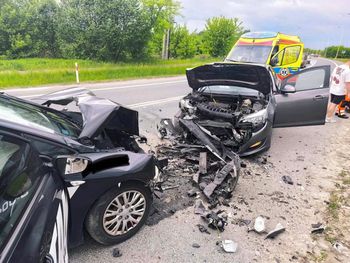 Poważne zderzenie na ulicy Piwnika "Ponurego" w Ostrowcu. Dwóch kierowców trafiło do szpitala