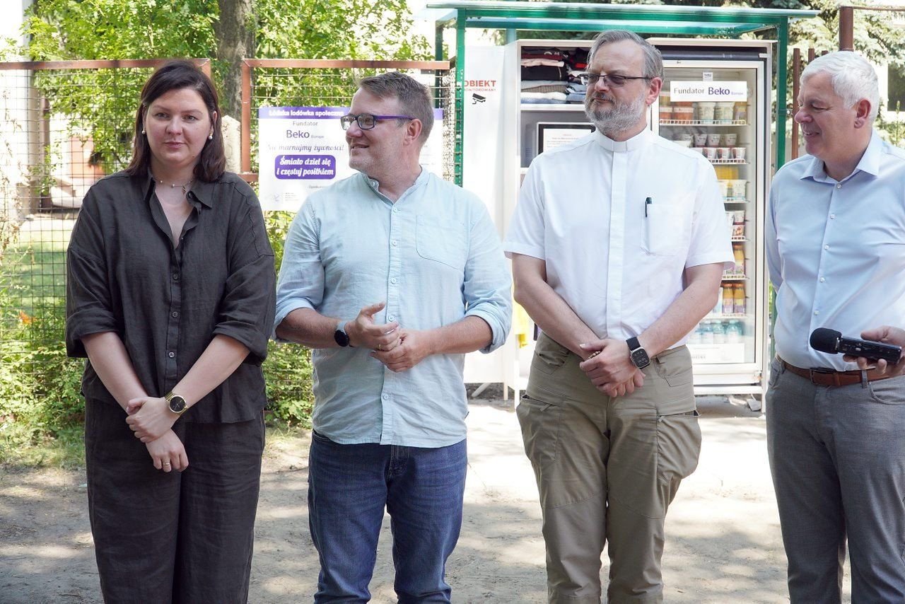 Nowa lodówka społeczna w Łodzi przy ul. Gałczyńskiego 7.