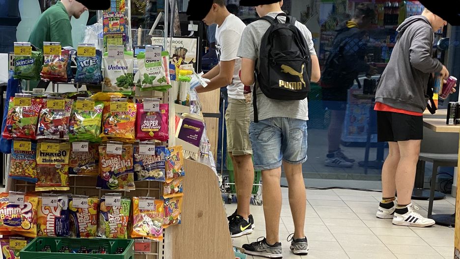 Żabka, jeden sprzedawca, klientów trzech. Maseczki nie ma nikt