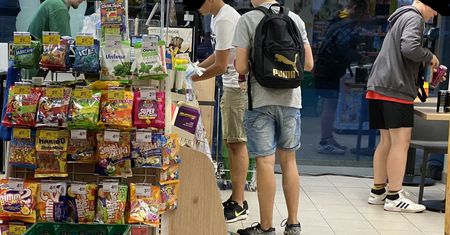 Do Żabki bez maseczki? Sieć upomina sprzedawców i zwraca uwagę na problem przepisów