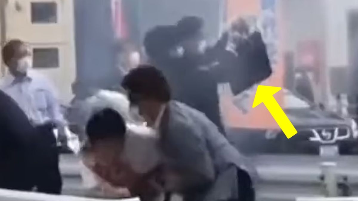 W chwili ataku ochroniarze próbowali osłaniać Shinzo Abe swoimi teczkami 