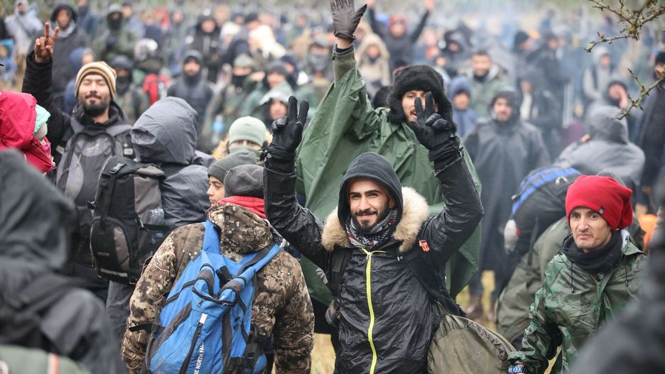 Bardzo napi?ta sytuacja na granicy polsko-bia?oruskiejA picture taken on November 8, 2021 shows migrants at the Belarusian-Polish border. - Poland on November 8 said hundreds of migrants in Belarus were descending on its border aiming to force their way into the EU member in what NATO slammed as a deliberate tactic by Minsk. (Photo by Leonid Shcheglov / BELTA / AFP) / Belarus OUTLEONID SHCHEGLOV