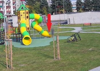 "Genialny plan" trzech uczniów. Burmistrz pokazał, co zrobili na placu zabaw