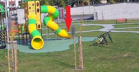 "Genialny plan" trzech uczniów. Burmistrz pokazał, co zrobili na placu zabaw