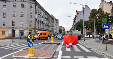 Legnica. Kierowca ciężarowego Iveco zabił kobietę na pasach. Okoliczności nadal nieznane