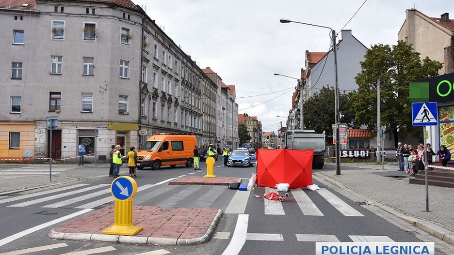 Legnica. Kierowca ciężarowego Iveco zabił kobietę na pasach. Okoliczności nadal nieznane