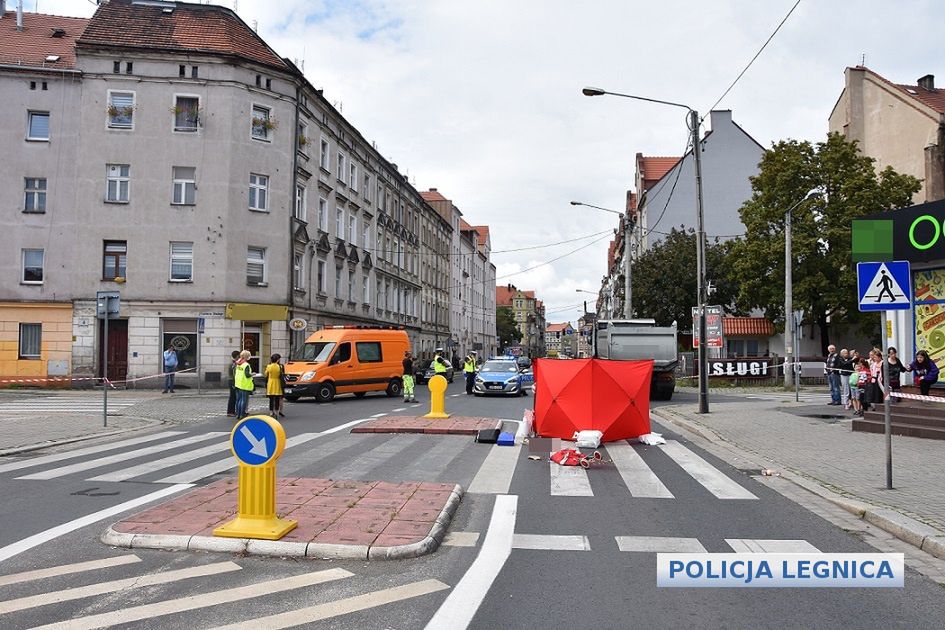 Legnica. Kierowca ciężarowego Iveco zabił kobietę na pasach. Okoliczności nadal nieznane