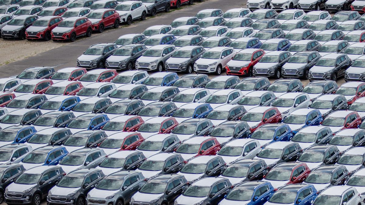 W przypadku tańszych aut łatwiej kupić gotowy egzemplarz z placu.