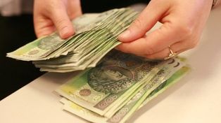 Powiat proszowicki: Wyłudzili pieniądze od 69-latki. Uwierzyła w zmyśloną opowieść oszustów. Mąż przyglądał się jak zabierają oszczędności życia