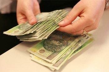 Powiat proszowicki: Wyłudzili pieniądze od 69-latki. Uwierzyła w zmyśloną opowieść oszustów. Mąż przyglądał się jak zabierają oszczędności życia