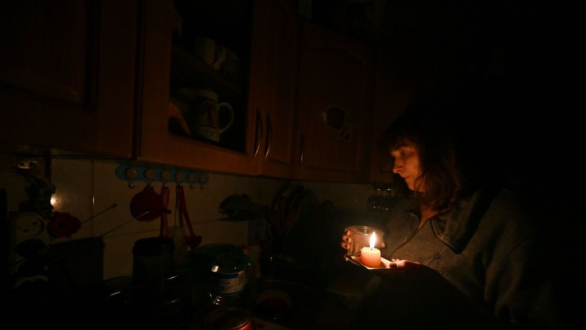 Blackout w Kijowie
This photograph taken on November 5, 2022, shows Iren Rozdobudko, a 60-year-old writer and lecturer at the university, cooking and cleaning in her kitchen by candlelight during a power cut in the building in the north of the Ukrainian capital of Kyiv. - Since October 10, the Ukrainian electrical system has been heavily affected by multiple Russian strikes that have targeted the energy infrastructure. In order to avoid a total blackout, the national operator Ukrenergo has implemented scheduled power cuts in the capital as well as in many cities and regions of Ukraine. (Photo by Sergei SUPINSKY / AFP)
SERGEI SUPINSKY