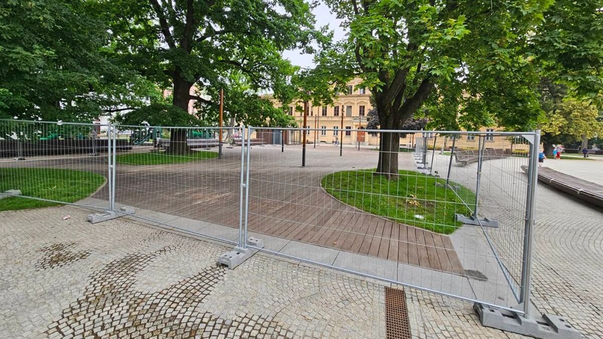 Konserwacja drewnianego tarasu na Placu Litewskim