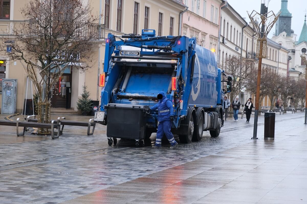 Śmieciarka odbierająca odpady