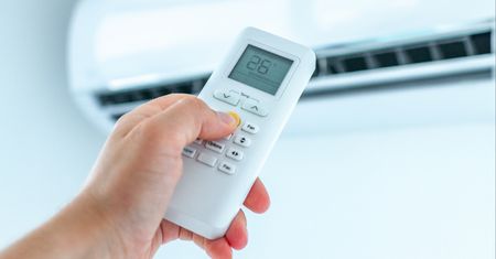 Ogrzewał mieszkanie klimatyzacją przy -20 stopniach. Tyle zapłacił