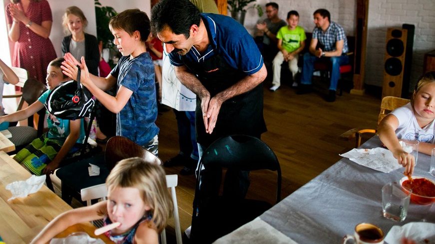 Fundacja Go'n'Act edukuje dzieci. Zbiera środki na działalność, prowadząc sklep z odzieżą z drugiej ręki