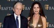 Catherine Zeta-Jones i Michael Douglas podbijają ściankę BAFTA Burns Bash. Aktorka zaszalała z dekoltem! (ZDJĘCIA)
