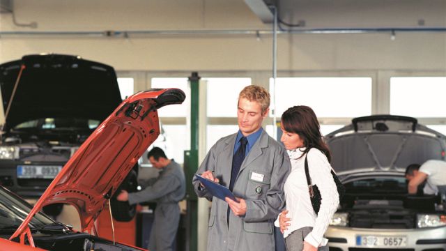 Przegląd techniczny pojazdu fot. sa.iskoda.pl