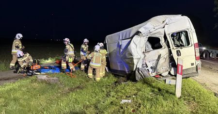 Wypadek na DW 190. Dwie osoby trafiły do szpitala