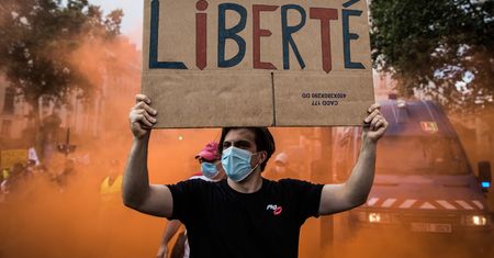 Paszporty covidowe. Ogromne demonstracje we Francji. Starcia z policją