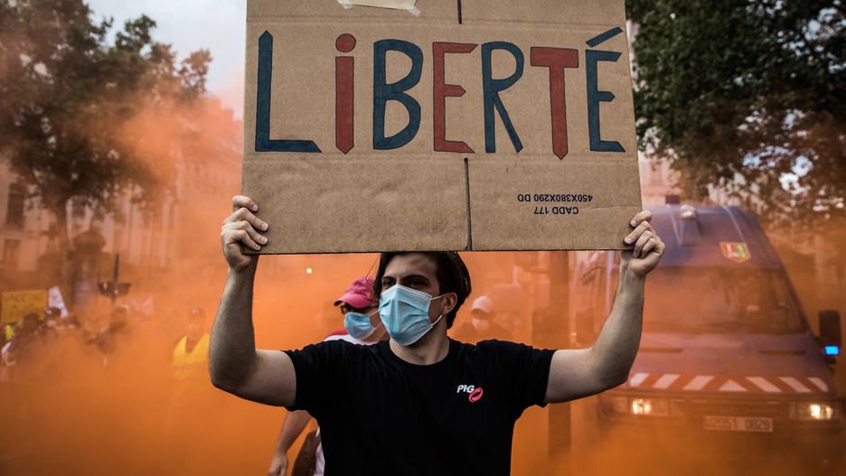 Protest against vaccine pass in Paris epaselect epa09383216 A protester holds a poster reading 'Freedom' during a demonstration against the COVID-19 health pass which grants vaccinated individuals greater ease of access to venues in France, in Paris, France, 31 July 2021. Anti-vaxxers, joined by the anti-government 'yellow vest' movement, are demonstrating across France for the third consecutive week in objection to the health pass, which passed by the French parliament as a proof of vaccination against Covid-19, a recent negative Covid test, recent recovery from Covid is now mandatory for people to  visit leisure and cultural venues.  EPA/CHRISTOPHE PETIT TESSON Dostawca: PAP/EPA.CHRISTOPHE PETIT TESSONepaselect