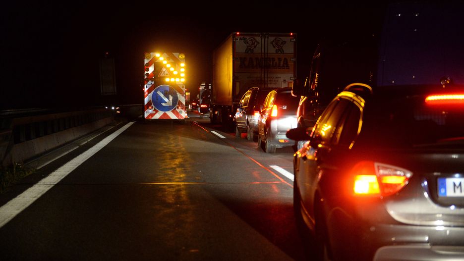 Germany temporarily reintroduces border controls to Austria
Police officer conduct spot checks on the A8 motorway on the German-Austrian border near Bad Reichenhall, Germany, 14 September 2015. The German government announced that Germany would temporarily reintroduce border controls to and from Austria. Photo: Andreas Gebert/dpa 
Dostawca: PAP/DPA.
Andreas Gebert
asylum, Refugees, Social issues, migration, #migration, checks, inspection