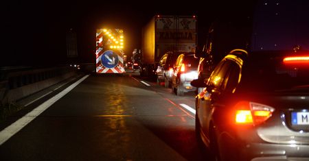 43-latek zginął na autostradzie. Pojazdy na niego wpadały