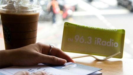 Solarne i stylowe przenośne radyjko Flexio 1