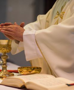 Oburzenie po mszy. Ksiądz zjadł je na oczach wiernych