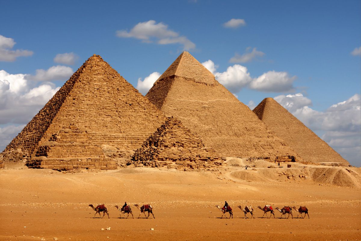 Piramida Mykerinosa jest najmniejszą z największych piramid w Gizie. Znajduje się obok piramid Cheopsa i Chefrena