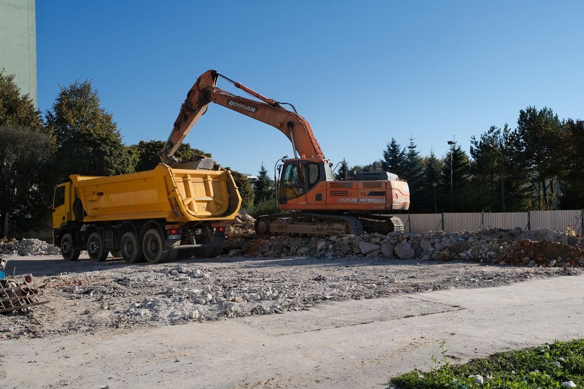 Prace rozbiórkowe starego budynku komisariatu przy ul. Walecznych