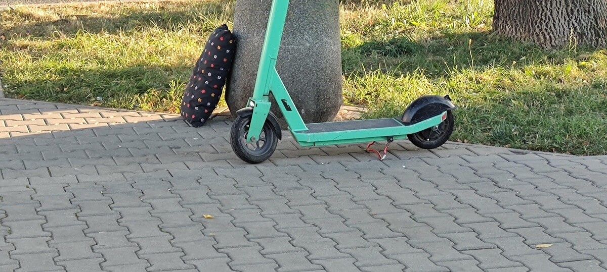 Potrącenie osoby na hulajnodze na przejściu dla pieszych na al. Andersa