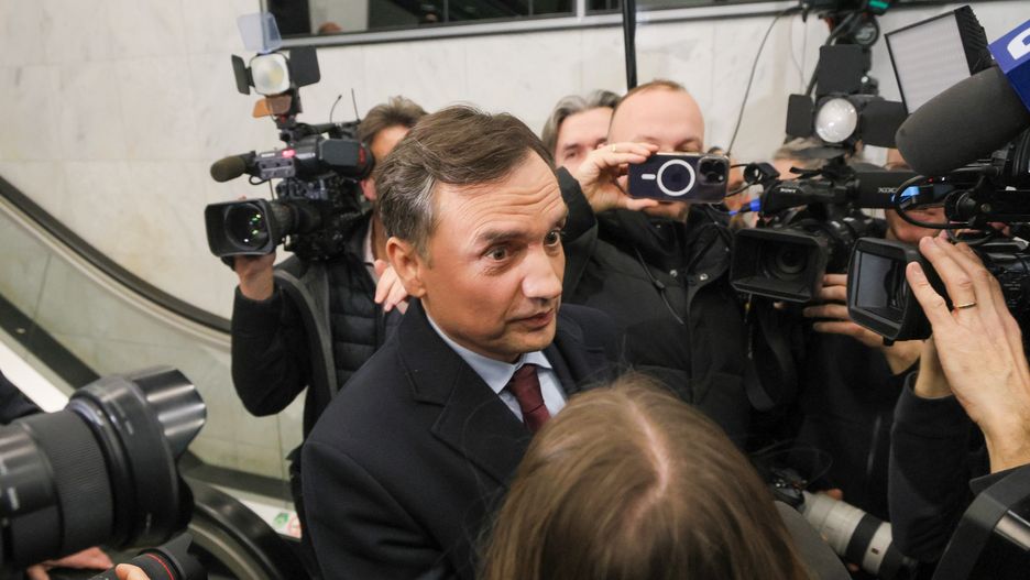 Warszawa, 31.01.2025. Były minister sprawiedliwości, poseł PiS Zbigniew Ziobro w siedzibie studia Telewizji Republika w Warszawie, 31 bm. Polityk, kótry zgodnie z decyzją sądu miał zostać doprowadzony na posiedzenie komisji śledczej ds. Pegasusa, został zatrzymany przez Policję. (jm) PAP/Rafał Guz