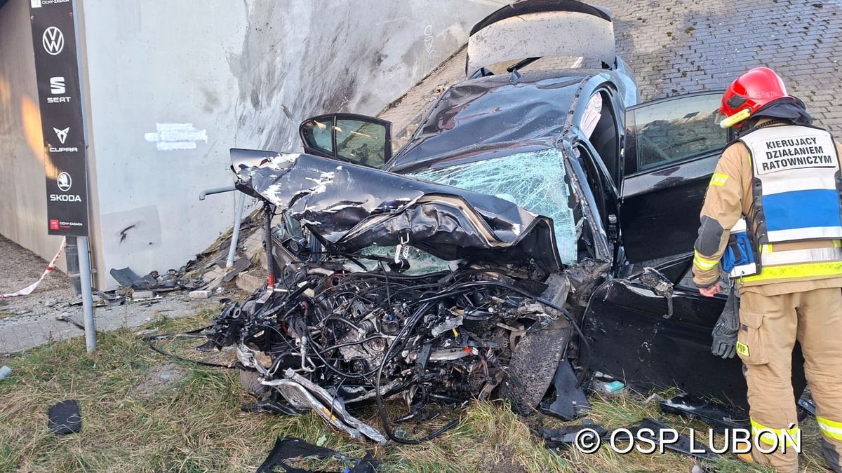 Samochód osobowy uderzył w podporę wiaduktu.