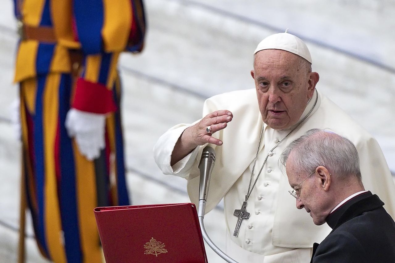 "Wolą mieć pieska niż dziecko". Papież Franciszek bije na alarm 