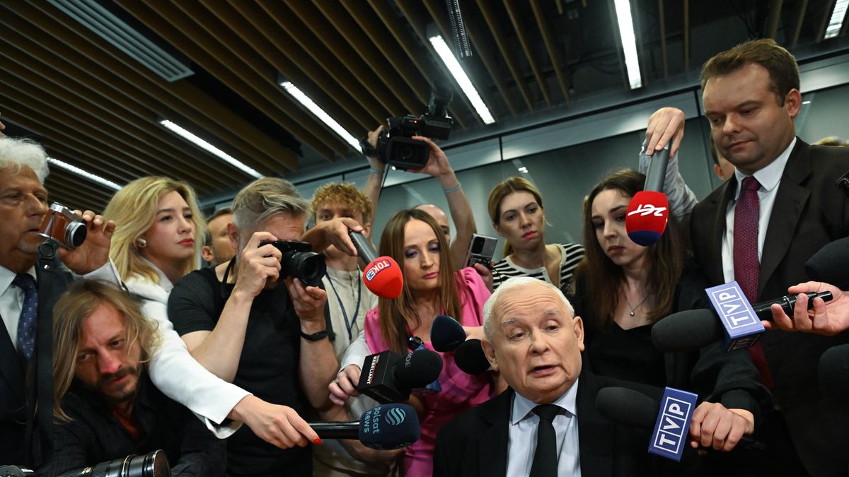 Warszawa, 24.05.2024. Wezwany na świadka prezes Prawa i Sprawiedliwości Jarosław Kaczyński (C) przed rozpoczęciem posiedzenia sejmowej komisji śledczej do zbadania legalności, prawidłowości oraz celowości działań podjętych w celu przygotowania i przeprowadzenia wyborów Prezydenta Rzeczypospolitej Polskiej w 2020 r. w formie głosowania korespondencyjnego, 24 bm. w Sejmie w Warszawie. (amb) PAP/Radek Pietruszka