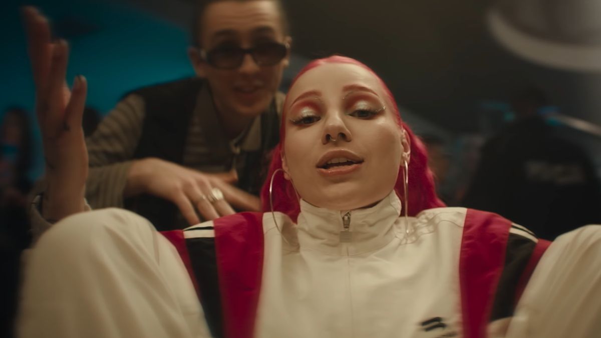 Young Leosia w nowej piosence Jacusia "Piątek WIeczór"