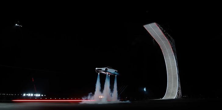 Tesla Roadster w polskim internecie. Memy przyćmiły debatę o aucie