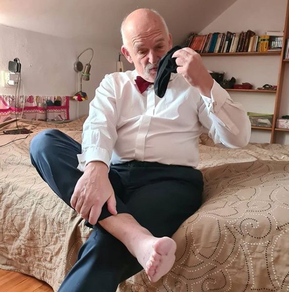 Janusz Korwin-Mikke wącha skarpety na Instagramie