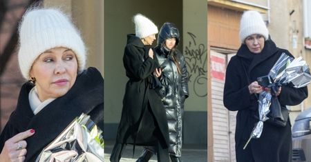 Wytworna Anna Popek wędruje z 27-letnią córką stołecznymi ulicami, dzierżąc w dłoni bukiet kwiatów (ZDJĘCIA)