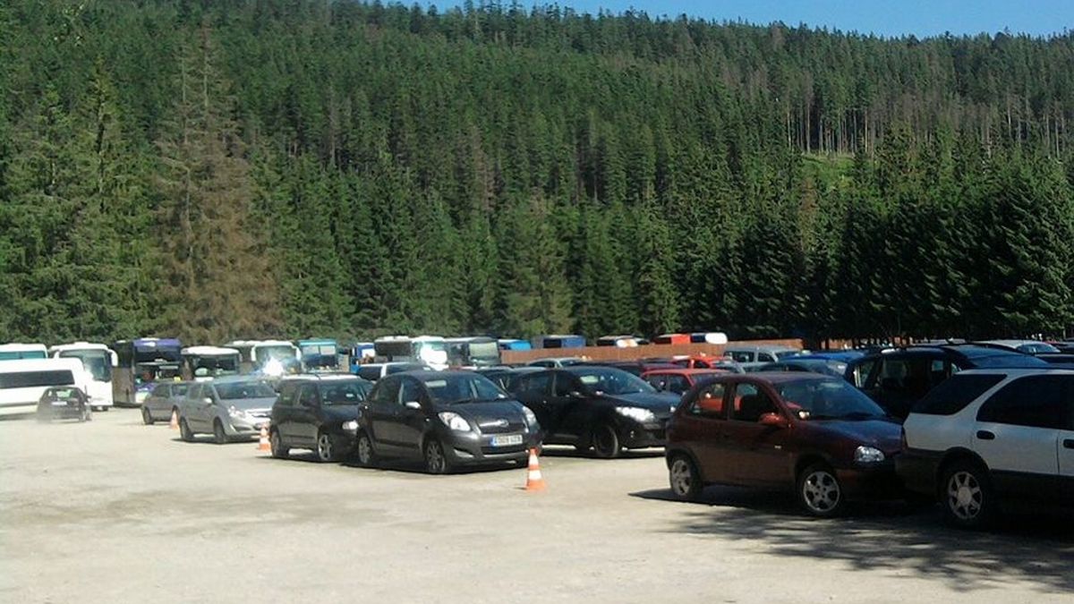 Parking pod Tatrami przynosi kokosy (zdjęcie ilustracyjne)