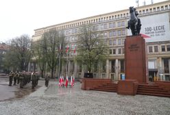 Katowice. Uroczystości pod pomnikiem Piłsudskiego 2 maja. Władze województwa śląskiego uczciły Dzień Flagi