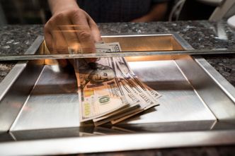 Kursy walut. Złoty zyskuje po dyskusji o presji inflacyjnej